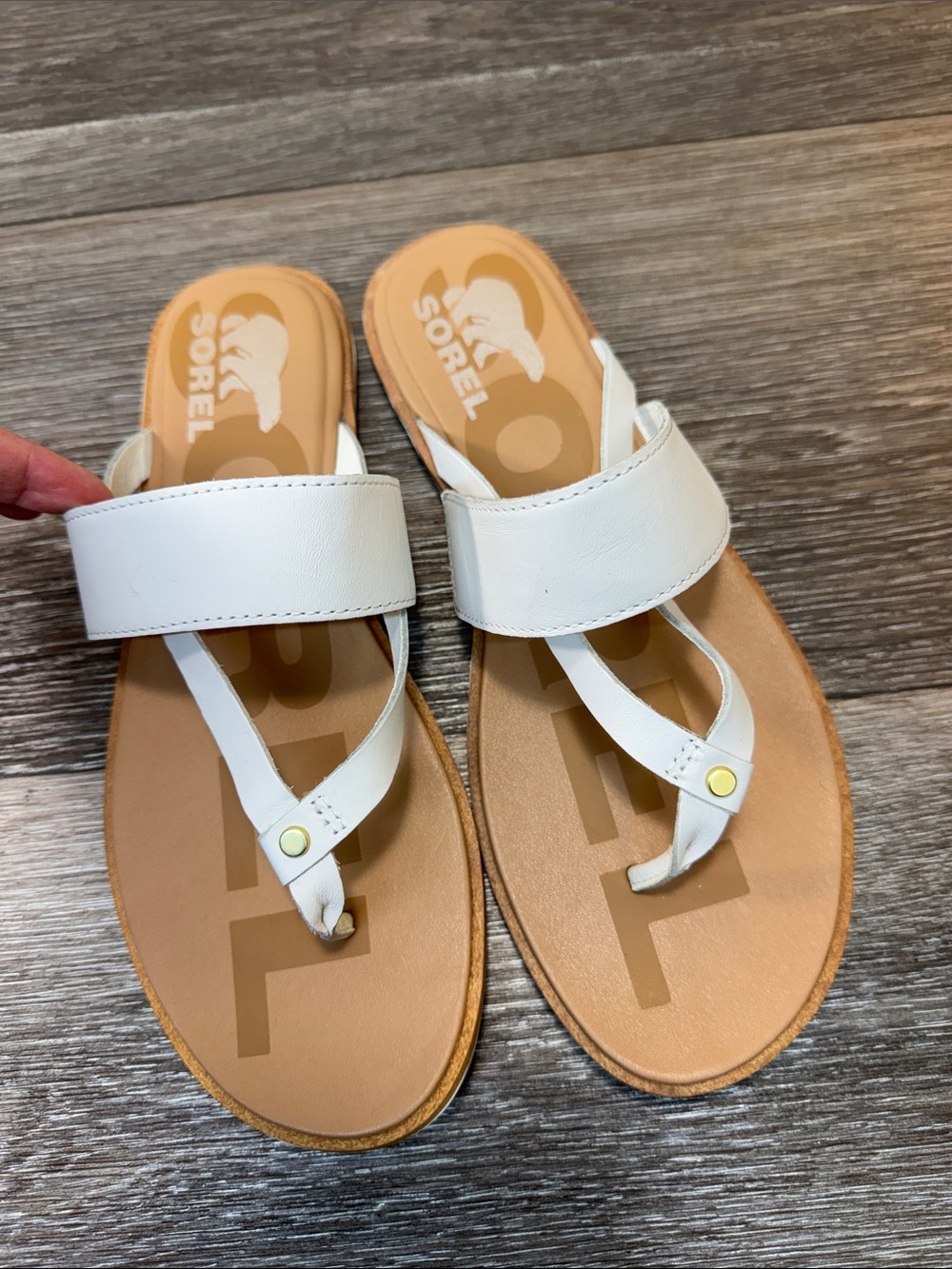 Sorel White and Tan Leather Toe-Loop Sandals woman’s SZ 8 (j285)
